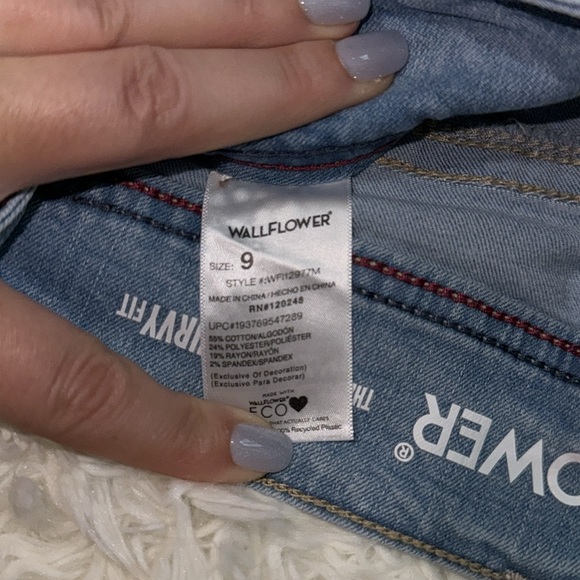 Wallflower Light Washed Denim Capris - Picture 4 of 6